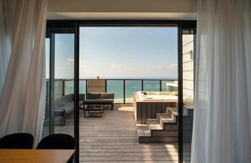 Bat Yam Apartment | Sea-Breeze Penthouse with Jacuzzi