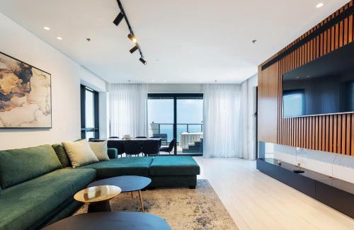 Bat Yam Apartment | Sea-Breeze Penthouse with Jacuzzi