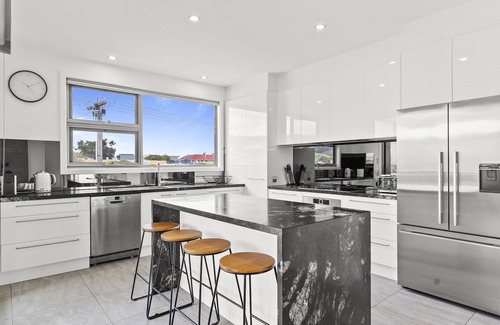 Dromana House | Sea Breeze The nperfect holiday home for 2 families, footsteps from the beach