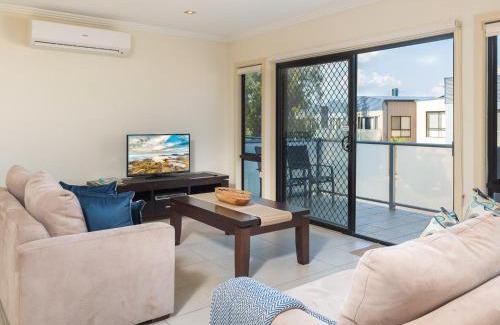 Cowes House | Sea Breeze - with solar heated pool