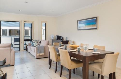 Cowes House | Sea Breeze - with solar heated pool
