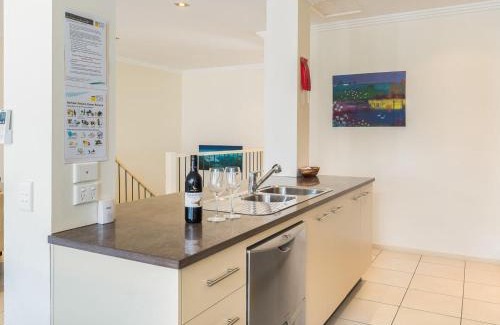 Cowes House | Sea Breeze - with solar heated pool