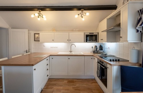Moelfre Cottage | Sea Breezes - sleeps 2 guests in 1 bedroom