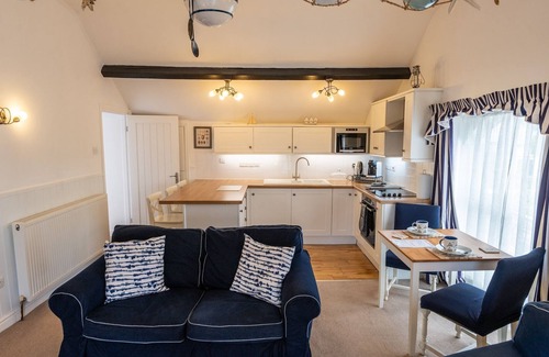 Moelfre Cottage | Sea Breezes - sleeps 2 guests in 1 bedroom