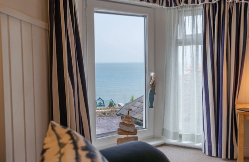 Moelfre Cottage | Sea Breezes - sleeps 2 guests in 1 bedroom