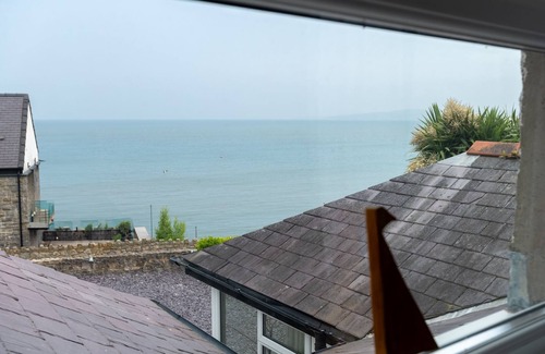 Moelfre Cottage | Sea Breezes - sleeps 2 guests in 1 bedroom