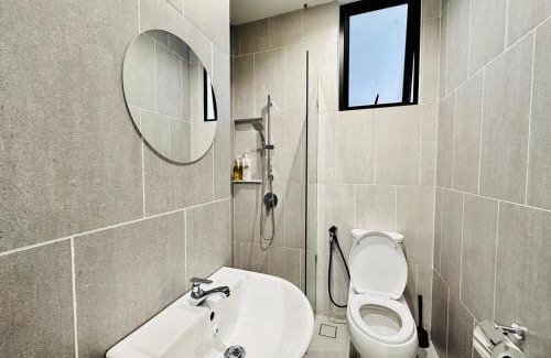 Kampung Sungai Nibong Apartment | Sea Bridge View Sky Pool Cozy 3BR Retreat airport 9pax