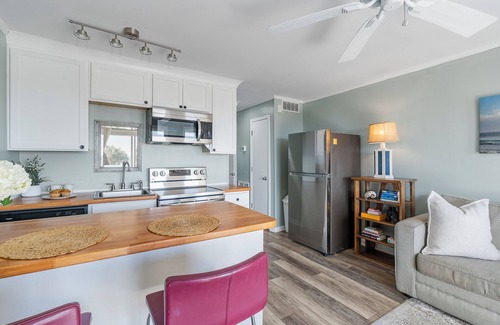 Charleston County Condo | Sea Cabin on IOP, ocean view, beach, pool access