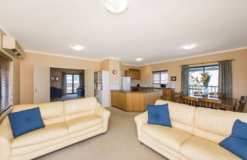Ledge Point House | Sea Change - Spacious Family Holiday Accommodation Pet friendly