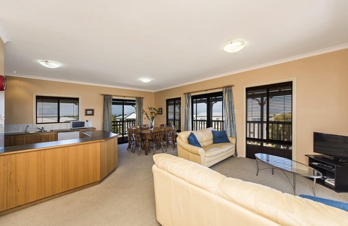 Ledge Point House | Sea Change - Spacious Family Holiday Accommodation Pet friendly