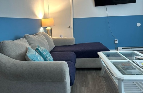 Bayview Apartment | SEA-clusion 1 cozy apartment across the street from the beach!