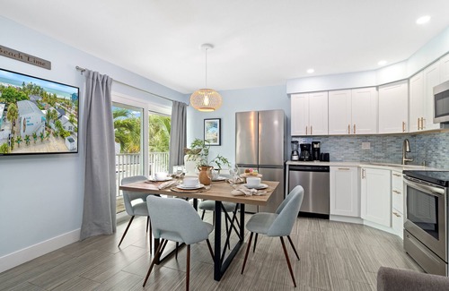Siesta Key Village House | Sea Coast - Pet Friendly, Located in Siesta Key Village, Steps to Siesta Key Beach!