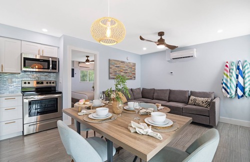 Siesta Key Village House | Sea Coast - Pet Friendly, Located in Siesta Key Village, Steps to Siesta Key Beach!