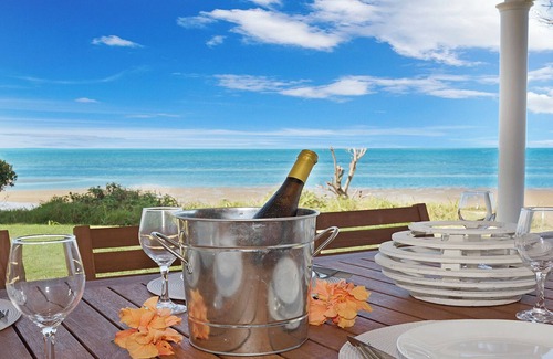 Beachmere House | Sea Cottage - Beachside Paradise