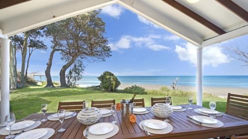 Beachmere House | Sea Cottage - Beachside Paradise