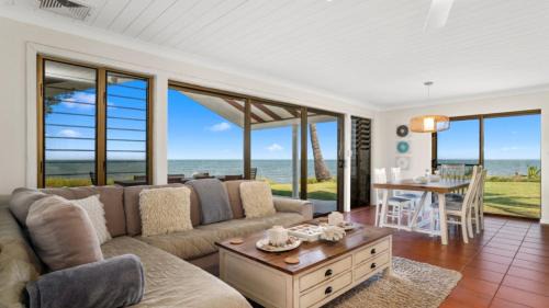 Beachmere House | Sea Cottage - Beachside Paradise