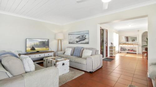 Beachmere House | Sea Cottage - Beachside Paradise