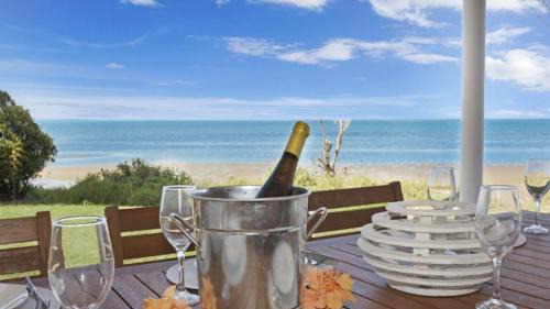 Beachmere House | Sea Cottage - Beachside Paradise