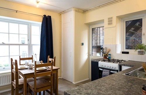 Eastbourne Seafront Apartment | Sea Downs - moments from beach