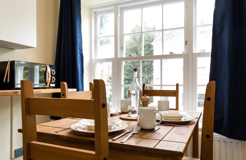 Eastbourne Seafront Apartment | Sea Downs - moments from beach
