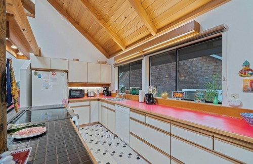 Manzanita House | Sea Dream MCA#398 Hot tub, Dogs welcome, golf course view, 4 blocks to beach