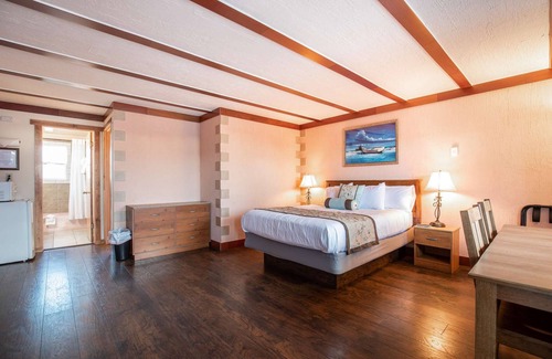 Ocean Shores Hotel | Sea Dreamer - 1 Bedroom Suite with 1 King and 1 Queen Bed at Wanderlust Inn, Pet Friendly