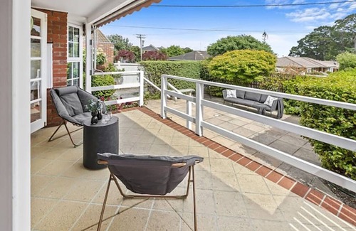 Mount Eliza House | Sea Escape Mt Eliza, situated right in town