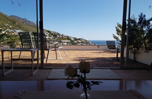 Hout Bay Apartment | Sea-facing Apartment with stunning view of Llandudno Bay