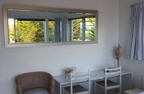Hout Bay House | Sea-facing Bedsitter with stunning view/sleeps 2 adults/5mins from the beach