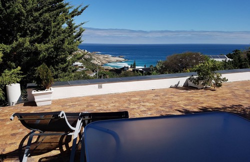 Hout Bay House | Sea-facing Bedsitter with stunning view/sleeps 2 adults/5mins from the beach