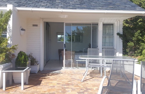 Hout Bay House | Sea-facing Bedsitter with stunning view/sleeps 2 adults/5mins from the beach