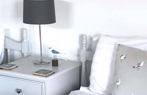 Fylingthorpe Cottage | Sea Fern Cottage - Walking Distance to the Beach!