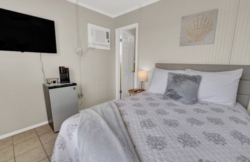 Crescent Beach Apartment | Sea Foam Mini Suite – Play in the Sand, not snow!