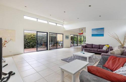 McCrae House | Sea Haven: coastal views, family retreat