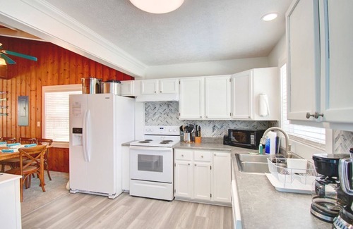 Ocean Isle Beach Cottage | Sea-ing Double - Steps away from the ocean and beach access