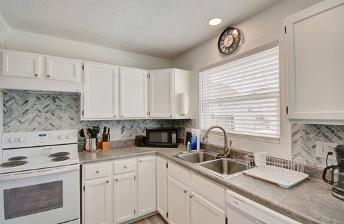Ocean Isle Beach Cottage | Sea-ing Double - Steps away from the ocean and beach access