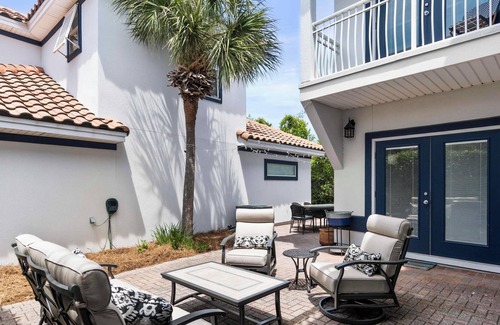 Emerald Waters Village House | Sea La Vie B | Community Pool & Beach Access only 4-Min Walk Away + 2 Bikes