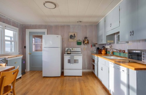 Marshall House | Sea Mist Cottage | Coastal Charm w/Stunning Views