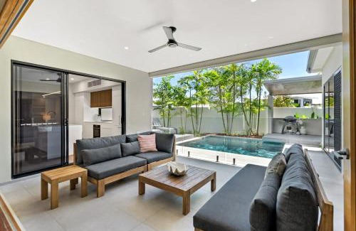 Palm Cove House | Sea Mist Poolside Oasis near Palm Cove Beachfront
