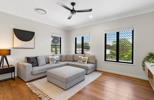Palm Cove House | Sea Mist Poolside Oasis near Palm Cove Beachfront