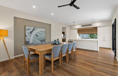 Palm Cove House | Sea Mist Poolside Oasis near Palm Cove Beachfront