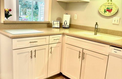 Sea Pines Villa | Sea Pines, Harbour Town Golf Links. Adjacent to # 1 Green. Short walk to marina.