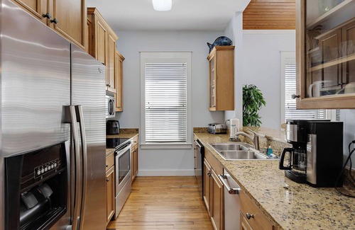 Treetop House | SEA-REST! Relaxed 5br 4ba home close to the beach! SNOWBIRD RATES!