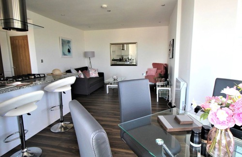Felixstowe Condo | Sea Road 5 - Beachfront 2 Bedroom Apartment