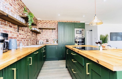 New Forest District House | Sea salt Chalet- luxury sleeps 10 + playroom