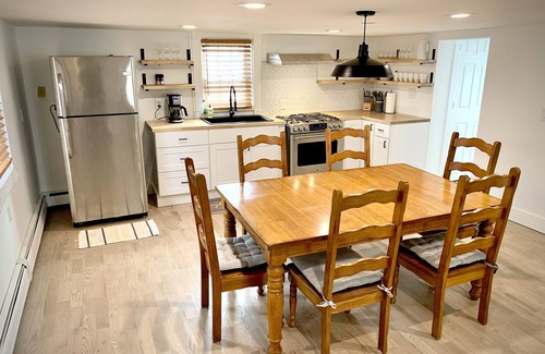 Bridgeport Cottage | Sea Salt Cottage Retreat - 2 mins to Seaside Park