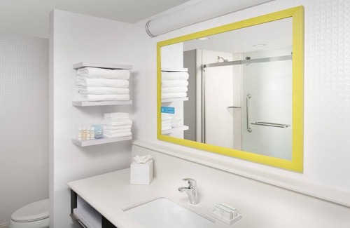 Seybold Hotel | Sea, Sand, and Suites! Free Breakfast, Pool!