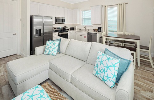West Kissimmee Cottage | Sea Shell Blue Cottage near Disney with Private Pool and Margaritaville Resort.
