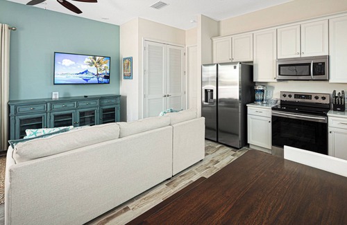 West Kissimmee Cottage | Sea Shell Blue Cottage near Disney with Private Pool and Margaritaville Resort.