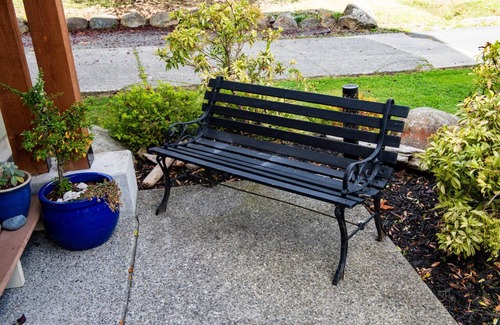Sooke House | Sea Shell Cove Family/Pet friendly|New Beds & 5 minutes from the beach!